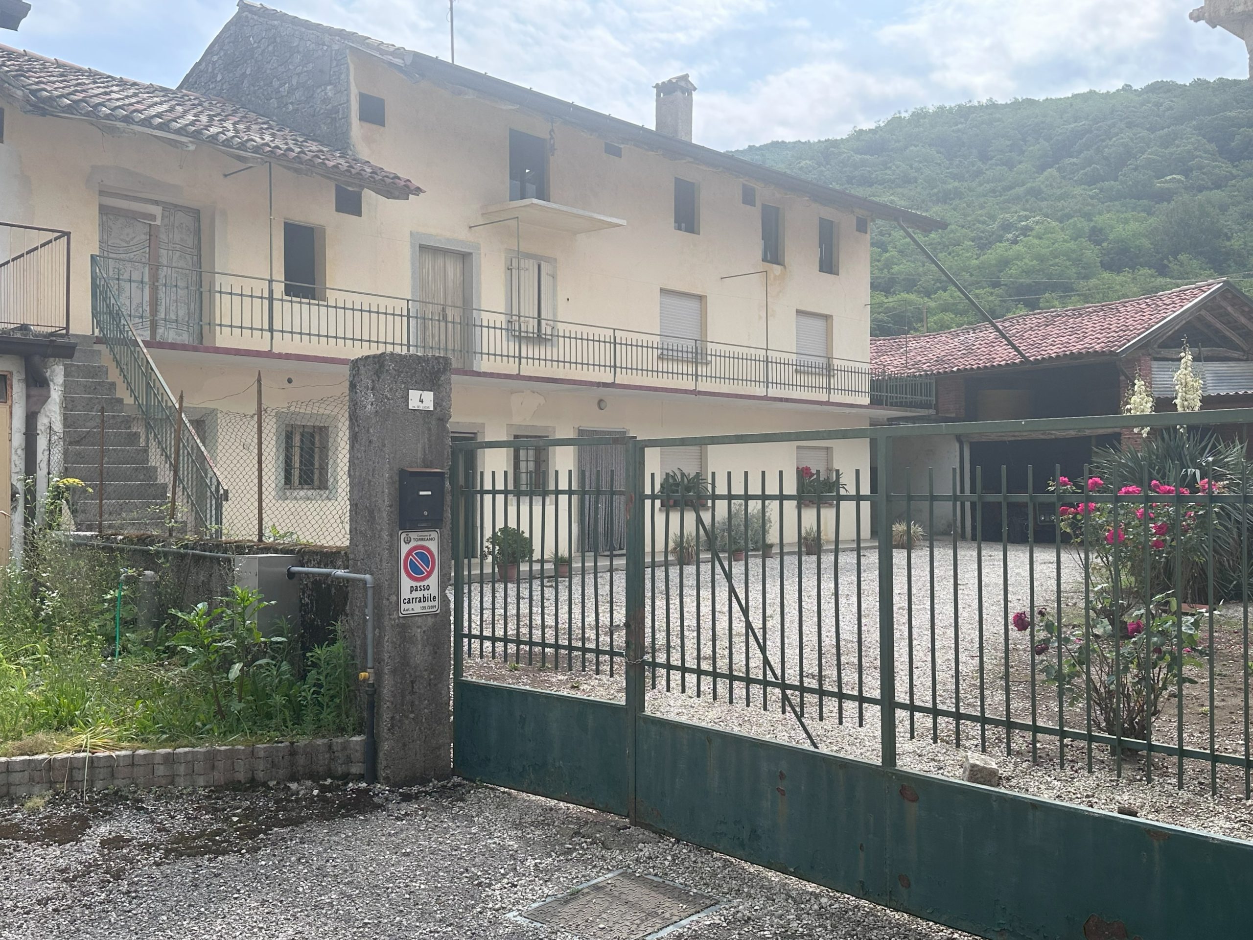 Casa Con Ampia Corte Casa Con Ampia Corte