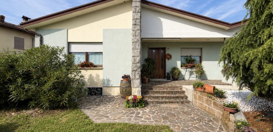 Villa Quadricamere Con Ampio Giardino