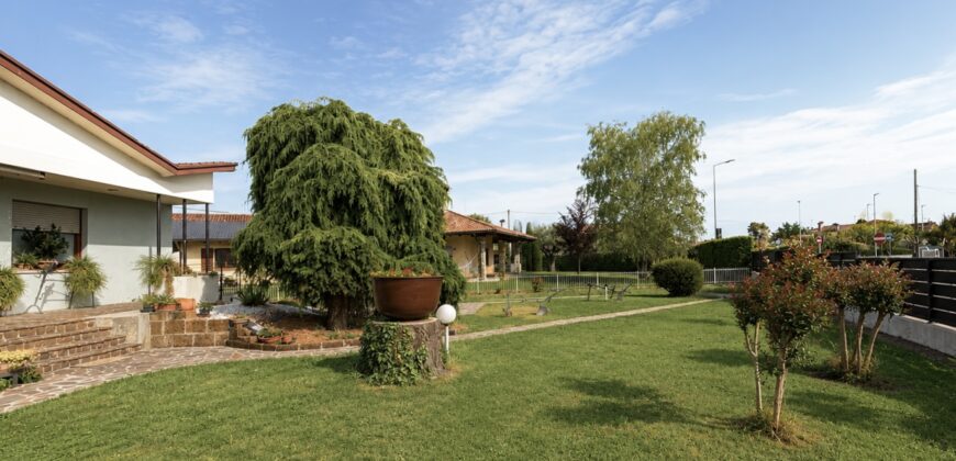 Villa Quadricamere Con Ampio Giardino