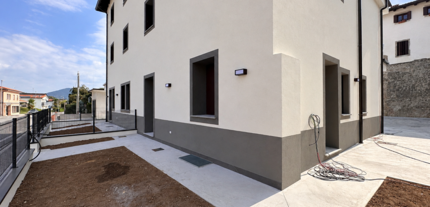 Nuovo Bicamere Con Giardino
