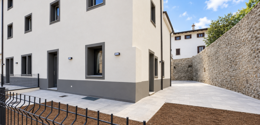Nuovo Bicamere Con Giardino