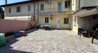Casa Accostata Con Scoperto