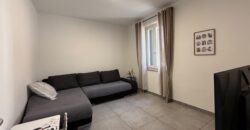Casa Accostata Con Scoperto